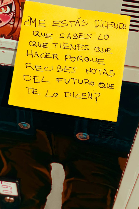 ¿ME ESTÁS DICIENDO QUE SABES LO QUE TIENES QUE HACER PORQUE RECIBES NOTAS DEL FUTURO QUE TE LO DICEN? (2026)